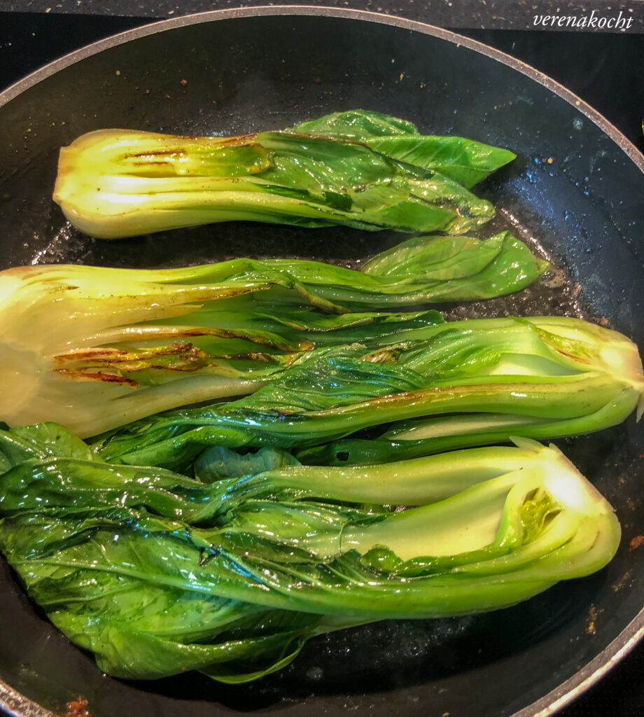 asisatischer Pak Choi in Chili Soja Butter