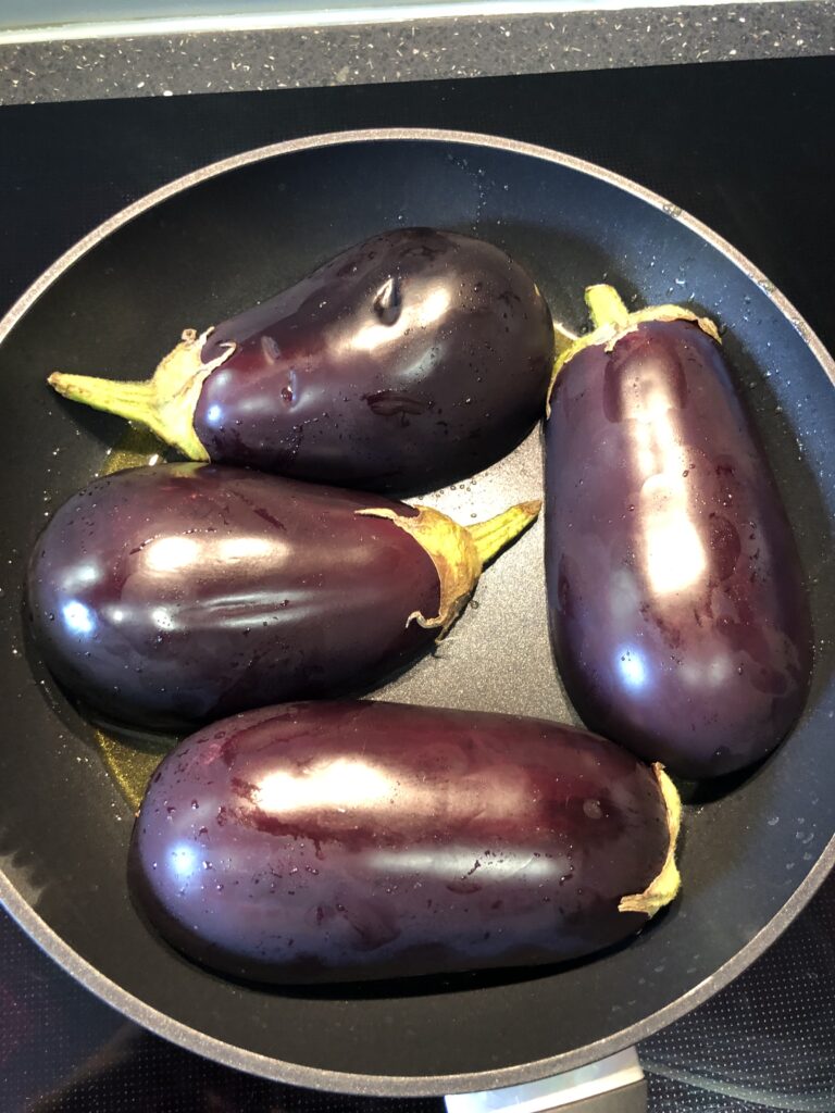 gegrillte Miso Aubergine mit Kimchi Mayo