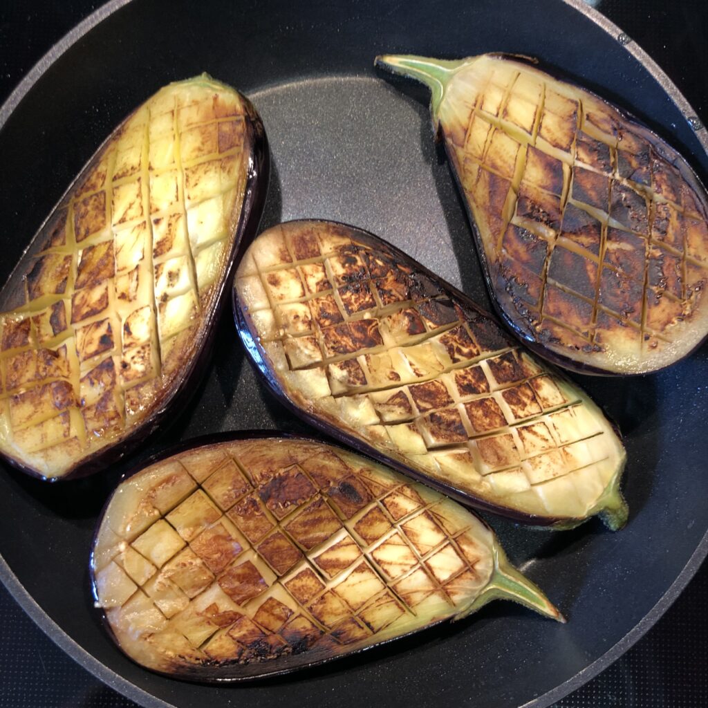 gegrillte Miso Aubergine mit Kimchi Mayo