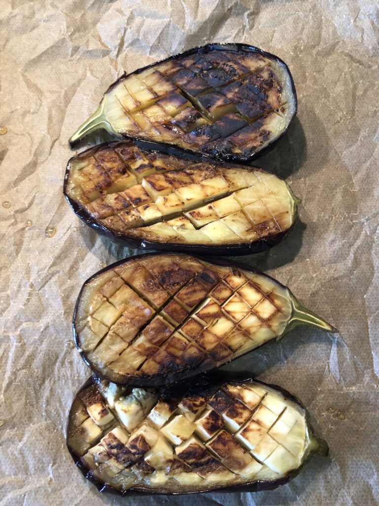 gegrillte Miso Aubergine mit Kimchi Mayo