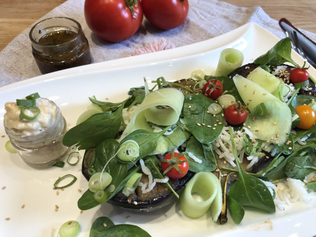 gegrillte Miso Aubergine mit Kimchi Mayo