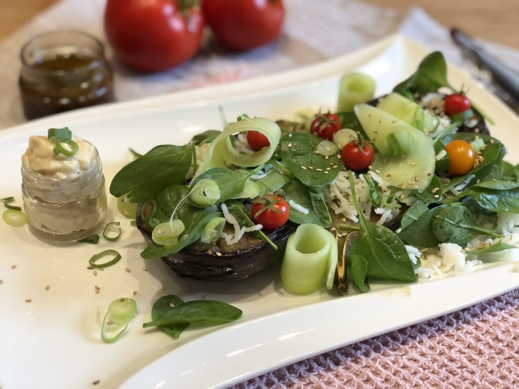 gegrillte Miso Aubergine mit Kimchi Mayo