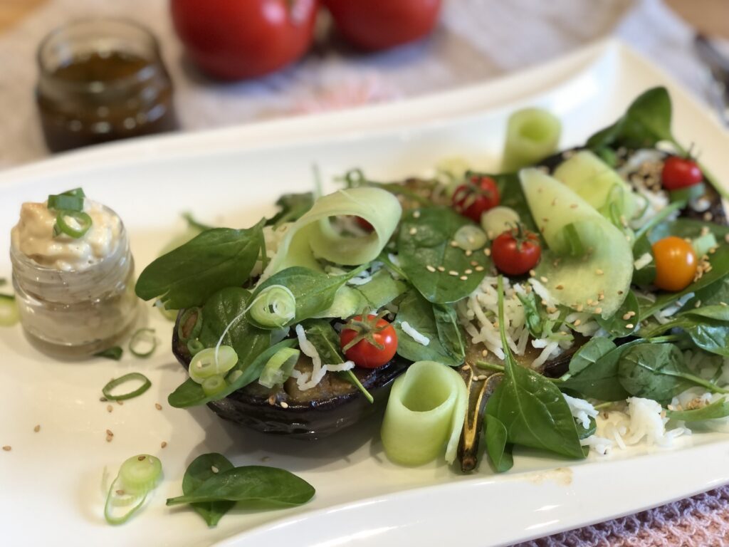 gegrillte Miso Aubergine mit Kimchi Mayo