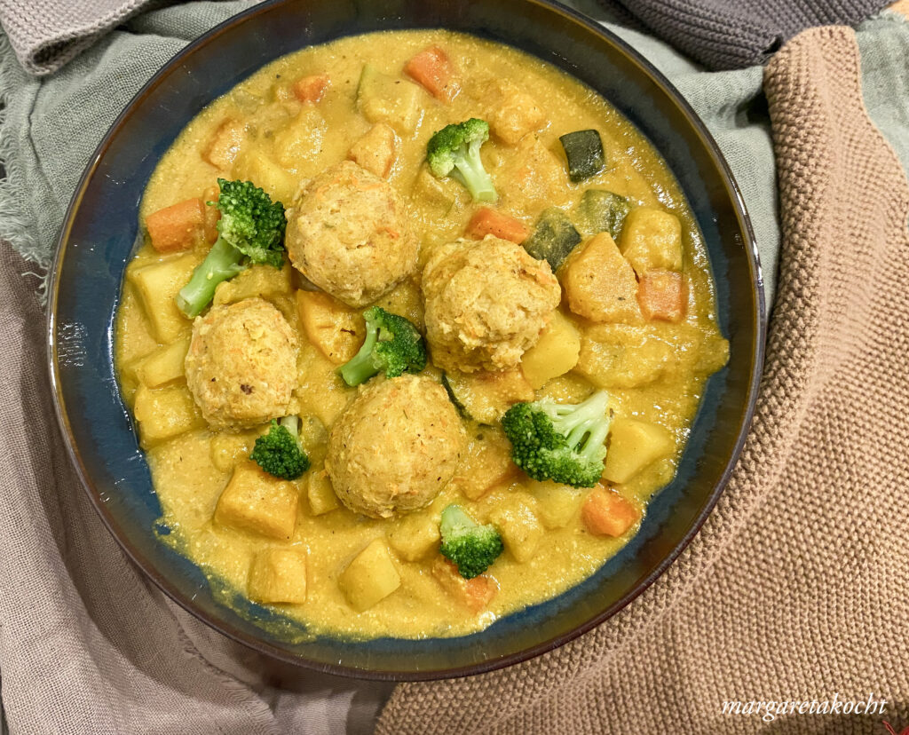 Linsenknödel auf Gemüse Curry