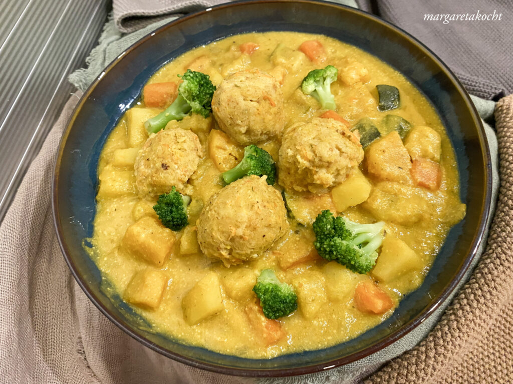 Linsenknödel auf Gemüse Curry