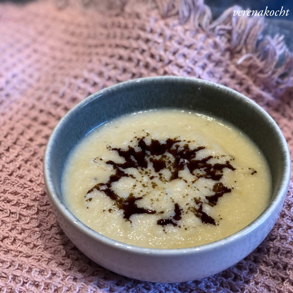 Karfiol Cashew Suppe mit Chiliöl