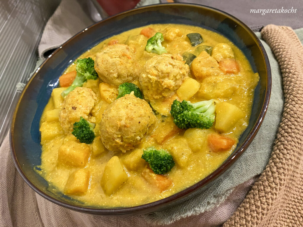 Linsenknödel auf Gemüse Curry