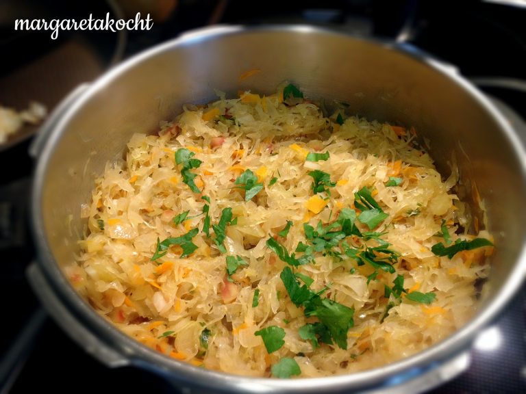 mit Sauerkraut gefüllte Bratäpfel (oder) Sauerkraut-Kur nach Besuch ...