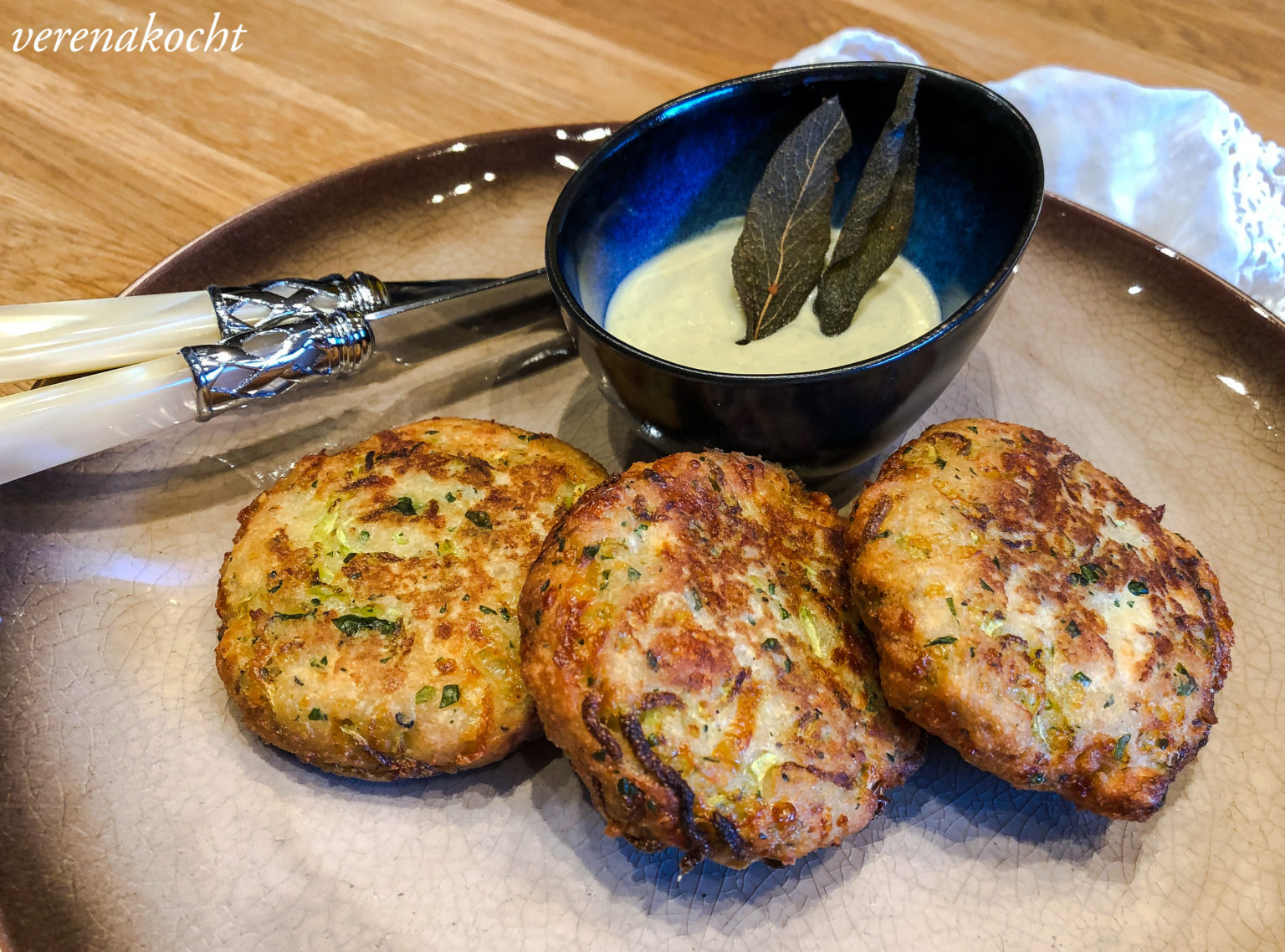 Gurken Käse Laibchen mit Avocado Joghurt Dip (und) Ein Hoch auf die ...