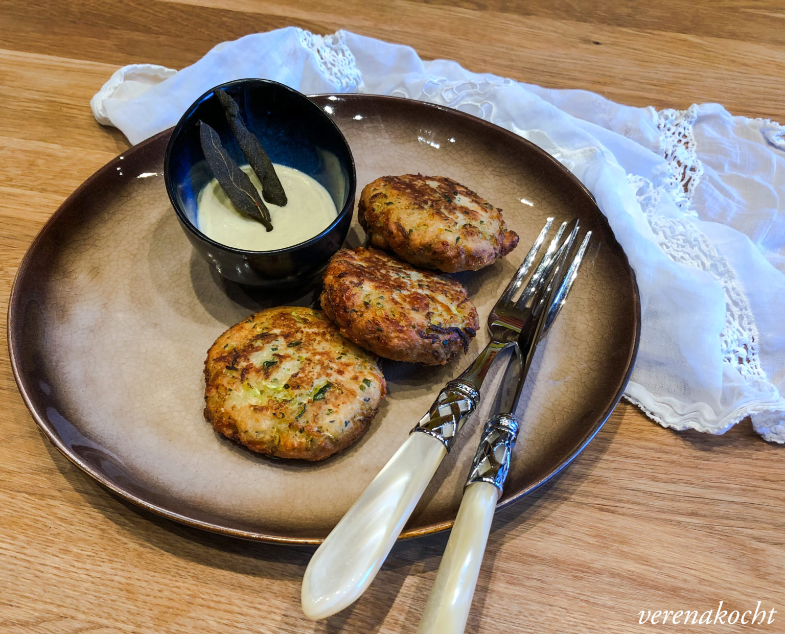 Gurken Käse Laibchen mit Avocado Joghurt Dip (und) Ein Hoch auf die ...