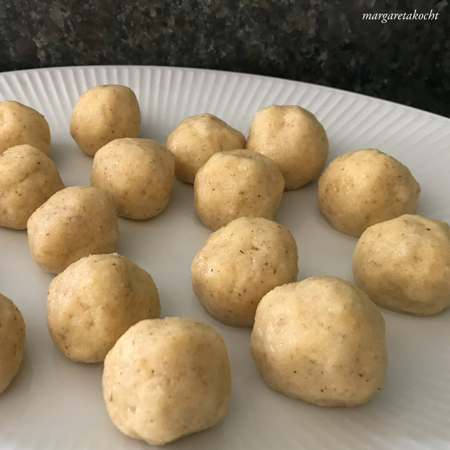 Dinkel Grieß Knöderln (oder) Knöderln oder Klößchen?