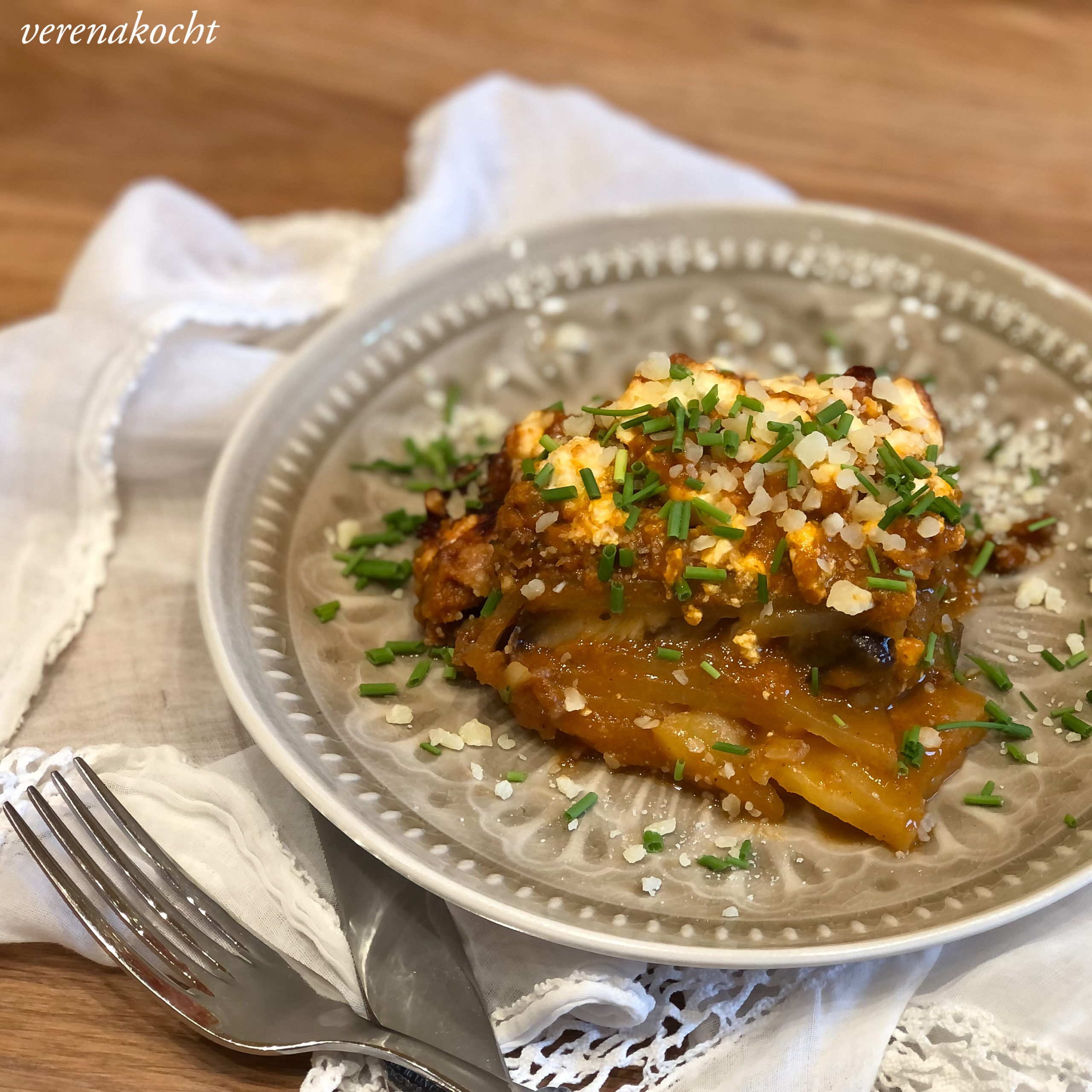 Veggie Hack auf geschichteten Auberginen & Kartoffeln