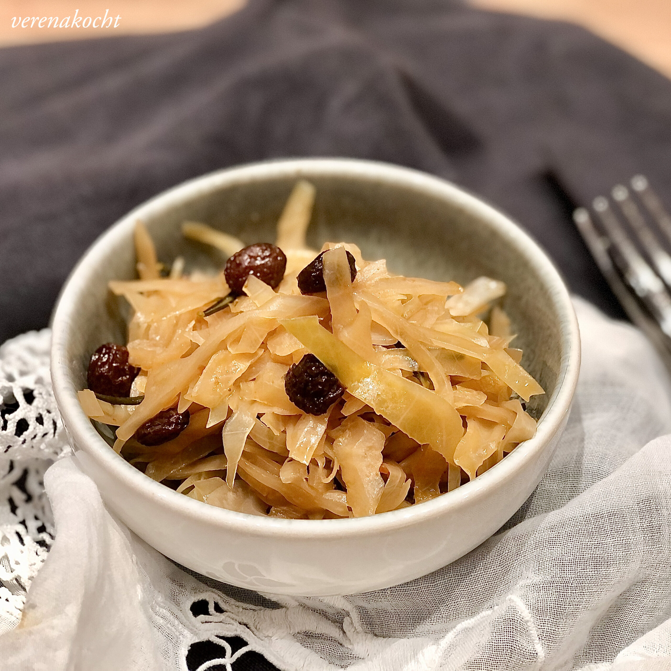 warmer Krautsalat mit Gewürznelken und Rosinen