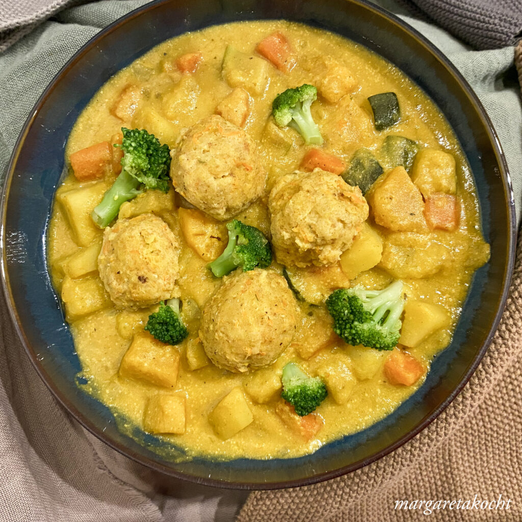 Linsenknödel auf Gemüse Curry