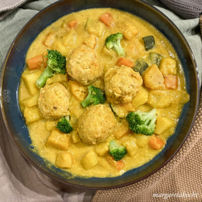 Linsenknödel auf Gemüse Curry (und) Proteinreich in die neue Woche