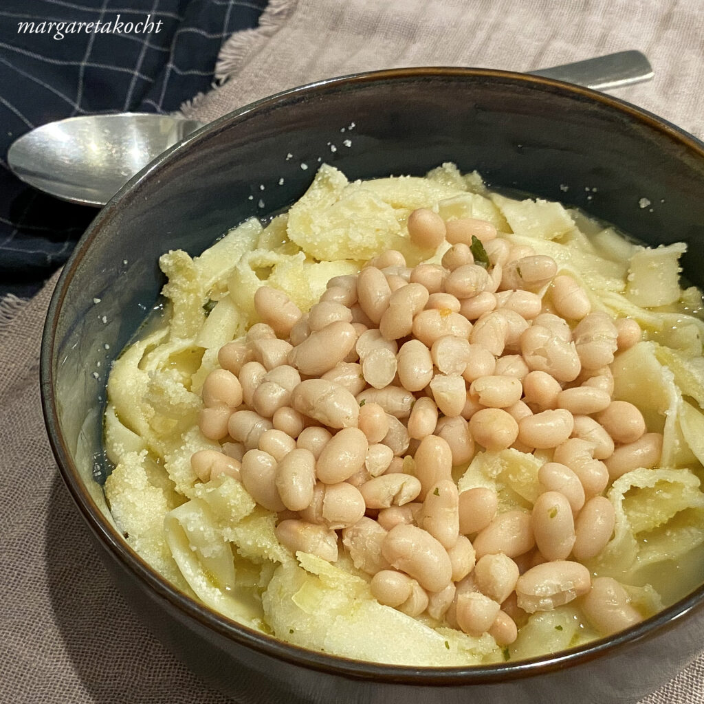 eingebrannte, weiße Bohnen auf Grießnudeln