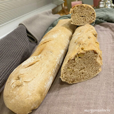 knuspriges Walnuss Baguette (und) knusprige Kruste trifft auf nussiges Aroma